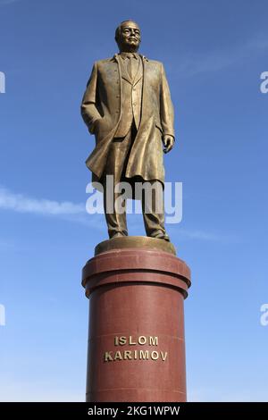 Statue des ehemaligen Präsidenten Islam Karimov (1938-2016), Rudaki-Platz, historisches Zentrum, Samarkand, Provinz Samarkand, Usbekistan, Zentralasien Stockfoto