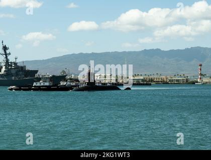 221024-N-LN285-1015 JOINT BASE PEARL HARBOR-HICKAM (OKT 24, 2022) -- das U-Boot JS Touryu (SS-512) der japanischen Selbstverteidigungskräfte (JMSDF) erreicht die Joint Base Pearl Harbor-Hickam, 24. Oktober 2022. Stockfoto