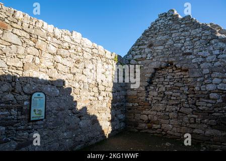 Capel Lligwy, ein zerstörtes Gebäude aus dem 12.. Jahrhundert in der Nähe von Moelfre an der Küste von Anglesey, Nordwales. Stockfoto