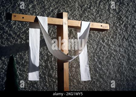 Kapelle des heiligen Jean Baptiste. Karwoche. Ostervigil-Feier. Gehülltes Kreuz, auch als drapiertes Kreuz oder Auferstehungskreuz bekannt. Schweiz. Stockfoto