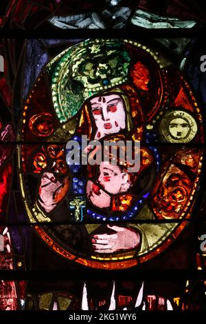 Kapelle des heiligen Jean Baptiste. Buntglasfenster. Unsere Dame von Re von Alexandre Cingria. Schweiz. Stockfoto