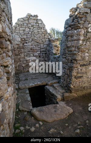 Capel Lligwy, ein zerstörtes Gebäude aus dem 12.. Jahrhundert in der Nähe von Moelfre an der Küste von Anglesey, Nordwales. Stockfoto