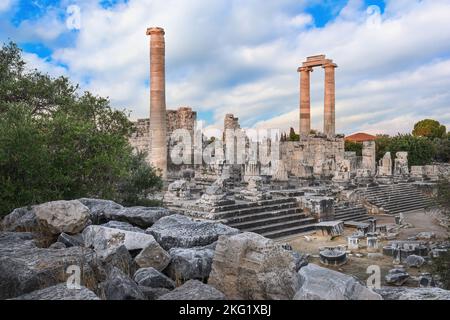 Tempel des Apollo in der antiken Stadt Didyma bei Sonnenaufgang in Didim, Türkei Stockfoto