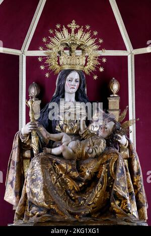 Kathedrale von Jerez de la Frontera. Gekrönte Jungfrau Maria und Kind Statue in einer katholischen Kirche. Spanien. Stockfoto