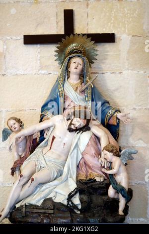 Kathedrale von Jerez de la Frontera. Die Pieta ist ein Thema in der christlichen Kunst, das die Jungfrau Maria darstellt, die den toten Körper Jesu umstellt, nachdem sein Körper r war Stockfoto