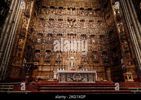 Kathedrale Von Sevilla. Goldener Hauptaltar mit biblischen Figuren. Spanien. Stockfoto