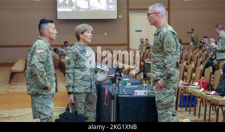 65. Kommandant der medizinischen Brigade, Oberst Lee A. Burnett, mit 18. Kommandanten des medizinischen Kommandos, General Brig. Gen. (P) Paula C. Lodi. Stockfoto