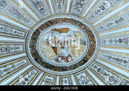 Moschee Kathedrale von Cordoba. Das Innere der Kathedrale der Empfängnis der Muttergottes. Gewölbte Decke mit Stuck und Gold. Heilige Dreifaltigkeit. Stockfoto