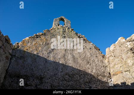 Capel Lligwy, ein zerstörtes Gebäude aus dem 12.. Jahrhundert in der Nähe von Moelfre an der Küste von Anglesey, Nordwales. Stockfoto