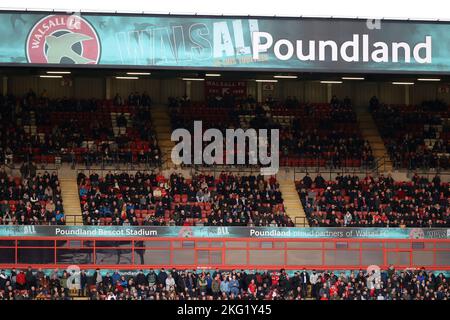 Gesamtansicht des Poundland Bescot Stadions während des EFL League Two Spiels zwischen Walsall und Crawley Town im Banks's Stadium. 19.. November 2022 Stockfoto