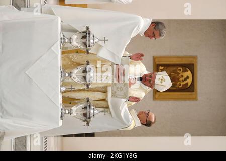 Kirche Saint Julien en Genevois. Kardonnerstag. Chrisam-Messe. Segen der heiligen Öle, die in den Sakramenten verwendet werden. Frankreich. Stockfoto