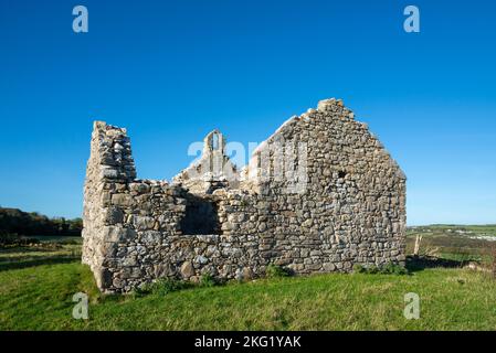 Capel Lligwy, ein zerstörtes Gebäude aus dem 12.. Jahrhundert in der Nähe von Moelfre an der Küste von Anglesey, Nordwales. Stockfoto