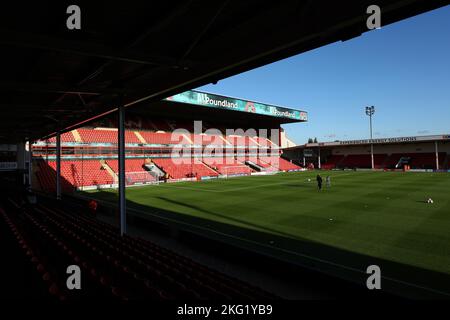 Gesamtansicht des Poundland Bescot Stadions während des EFL League Two Spiels zwischen Walsall und Crawley Town im Banks's Stadium. 19.. November 2022 Stockfoto