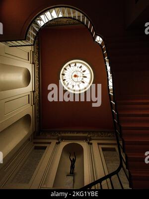 Im Inneren des Ashmolean Museum in Oxford; ein tiefer Winkel (aus der Wurmperspektive) mit Blick auf die Treppe zum Oberlicht Stockfoto