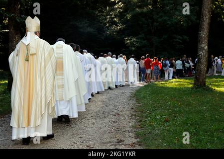 Heiligtum von La Benite Fontaine. Katholische Messe. Die Prozession. Frankreich. Stockfoto