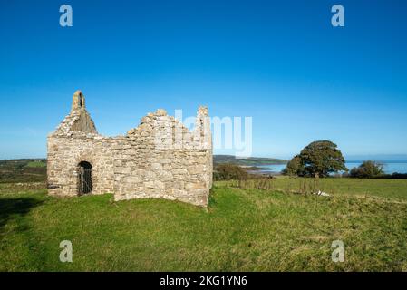 Capel Lligwy, ein zerstörtes Gebäude aus dem 12.. Jahrhundert in der Nähe von Moelfre an der Küste von Anglesey, Nordwales. Stockfoto