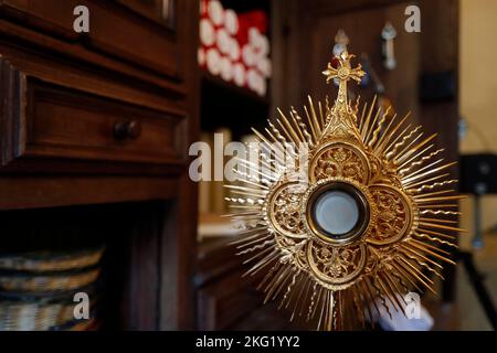 Das Allerheiligste Sakrament in einer Monstranz. Anbetung der Eucharistie. Frankreich. Stockfoto