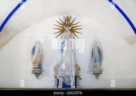 Die barocke Kapelle La Combe wird renoviert. Hauptaltar. Jungfrau und Kind. Frankreich. Stockfoto