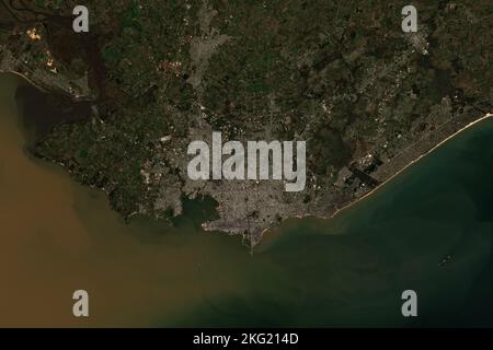 Hochauflösendes Satellitenbild von Montevideo in Uruguay – enthält modifizierte Copernicus Sentinel-Daten (2022) Stockfoto