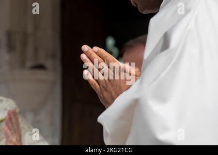 Messe vor der Kirche der Heiligen Dreifaltigkeit, Pinterville, Frankreich. Stockfoto