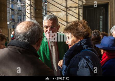 Katholischer Priester trifft Gemeindemitglieder nach der Messe in Paris, Frankreich Stockfoto