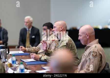 Direktor Der Kuwaitischen Militärischen Zusammenarbeit, Brig. General Fahad Al-Otaibi (links), stellvertretender Befehlshaber der US-Armee-Zentrale, Maj. General Wendul Hagler II (Mitte), und der stellvertretende Befehlshaber der Luftwaffe, Maj. General Clark Quinn (rechts), begrüßen die Teilnehmer der bilateralen Project Financial Management Review in der Patton Hall auf der Shaw AFB, S.C., Oktober 24. Stockfoto