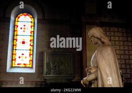 Statue von Joan of Ark in der katholischen Kirche Notre Dame de la Gare, Paris, Frankreich Stockfoto