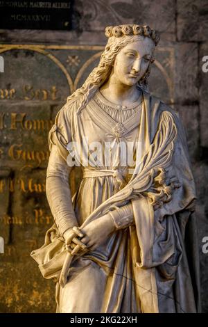 Statue der heiligen Philomena in der katholischen Kirche Saint-Germain-l'Auxerrois, Paris, Frankreich Stockfoto