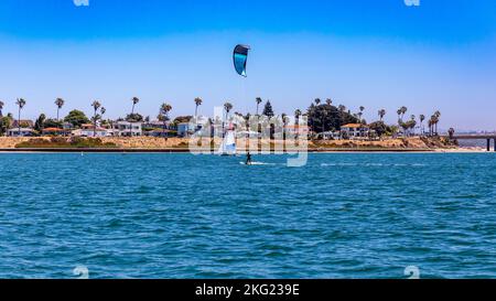 Ein Panoramablick auf Segeln und Segeln in der Mission Bay von San Diego Stockfoto