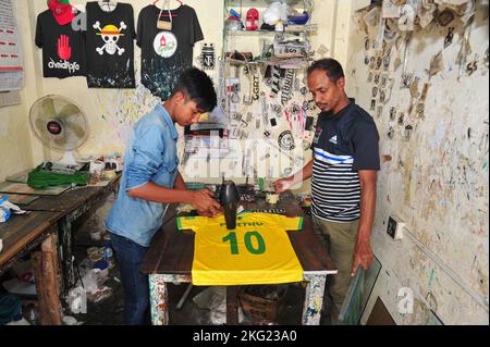 20. Nov 2022 in Sylhet, Bangladesch: Ein bangladeschischer Druckereien fertigt während der FIFA-Weltmeisterschaft 2022 in seinem Geschäft in Zindabazar in Sylhet, Bangladesch, ein Fußballtrikot. Am 20. November 2022 in Sylhet, Bangladesch (Bild: © MD Rafayat Haque Khan/eyepix via ZUMA Press Wire) Stockfoto