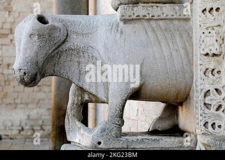 Statue vor der Basilika des Heiligen Nicola, Bari, Italien Stockfoto