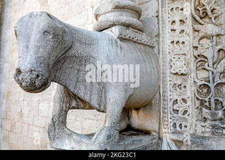 Statue vor der Basilika des Heiligen Nicola, Bari, Italien Stockfoto