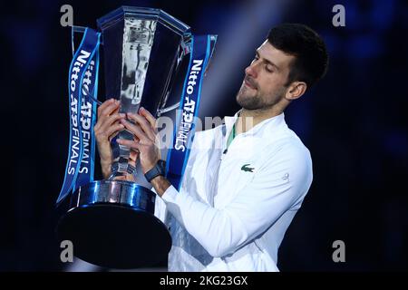 Turin, Italien. 20.. November 2022. Novak Djokovic aus Serbien feiert am 20. November 2022 in Turin, Italien, die Trophäe nach dem Gewinn des letzten Einzelmatches zwischen Novak Djokovic aus Serbien und Casper Ruud aus Norwegen am achten Tag des Nitto ATP World Tour Finals im Pala Alpitour.Quelle: Marco Canoniero/Alamy Live News Stockfoto