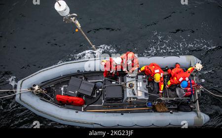 OSTSEE (Okt 24, 2022) Seeleute bereiten sich darauf vor, während des Schiffsbetriebs an Bord des Arleigh Burke-Klasse-Lenkraketen-Zerstörers USS Roosevelt (DDG 80) am 24. Oktober 2022 in einem starren, aufblasbaren Boot (RHIB) geborgen zu werden. Roosevelt befindet sich im geplanten Einsatzgebiet der US Naval Forces Europe, das von der Sechsten Flotte der USA eingesetzt wird, um die Interessen der USA, der Alliierten und der Partner zu verteidigen. Stockfoto