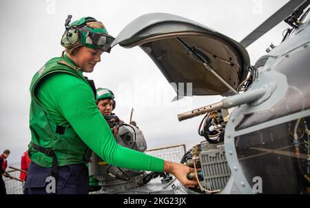 OSTSEE (Okt 24, 2022) Aviation Electronics Technician 2. Class Bradley Komes bereitet einen MH-60R Seahawk-Hubschrauber vor, der an das Maritime Strike Squadron (HSM) 79 des Hubschraubers befestigt ist, um auf dem Flugdeck des Arleigh Burke-Klasse-Lenkflugkörper-Zerstörers USS Roosevelt (DDG 80) am 24. Oktober 2022 zu fliegen. Roosevelt befindet sich im geplanten Einsatzgebiet der US Naval Forces Europe, das von der Sechsten Flotte der USA eingesetzt wird, um die Interessen der USA, der Alliierten und der Partner zu verteidigen. Stockfoto