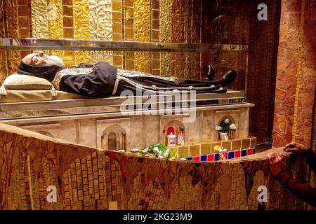 Das Grab von Padre Pio in der Krypta der Basilika von Padre Pio, San Giovanni Rotondo, Italien. Stockfoto