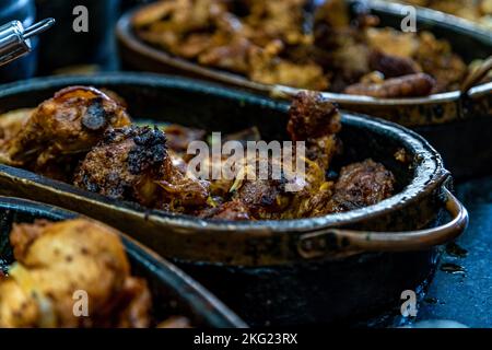 Braten Sie Fleisch in einem Topf auf dem Mittagstisch, Selbstbedienungsverpflegen Stockfoto