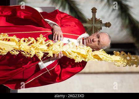 Papst Franziskus leitet die Palmsonntagsmesse auf dem Petersplatz,der Palmsonntag ist der letzte Sonntag der Fastenzeit, der Beginn der Karwoche. Vatikan. Stockfoto