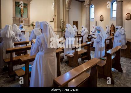 Die Kleinen Schwestern der Armen (französisch: Petites Sœurs des pauvres) ist ein katholisches religiöses Institut für Frauen. Es wurde von Jeanne Jugan gegründet. Vatikan Stockfoto