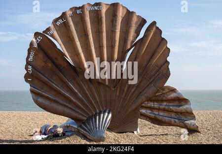 Muschelmuschel-Skulptur von Maggi Hambling am Kieselstrand, Aldeburgh, Suffolk, England Stockfoto