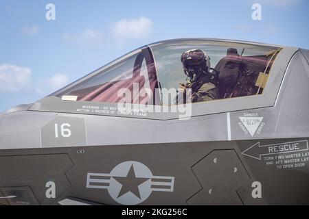 Ein U.S. Marine Corps F-35B Lightning II Flugzeug, das dem Marine Fighter Attack Squadron 242 Taxis aus den Treibstoffgruben in IE Shima Okinawa, Japan, zugewiesen wurde, 24. Oktober 2022. III Marine Expeditionary Force veranstaltete einen Medienworkshop für Okinawan-Medienvertreter, um ein besseres Verständnis dessen zu vermitteln, was III MEF tut, um die Beziehungen zu ihrem Gastland zu verbessern. Die Medienvertreter hatten die Möglichkeit, mit Militärflugzeugen zu fliegen, Live-Feuerbereiche zu beobachten und das Jungle Warfare Training Center zu besuchen. Stockfoto