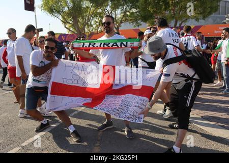 Doha, Katar. 21.. November 2022. Khalifa International Stadium, England vs. Iran, einige Fans in der Nähe des Stadions. Quelle: Fabideciria/Alamy Live News Stockfoto