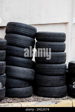 Stapel alter Gummireifen. Autoreifen Stockfoto