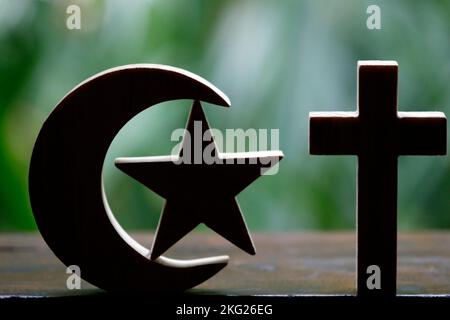 Religiöse Symbole : muslimischer Halbmond und Stern und katholisches Kreuz. Konzept des interreligiösen oder interreligiösen Dialogs. Stockfoto