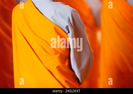 buddhistischer Tempel von BA Vang. Nonnen bei religiösen Ritualen. Buddhistische Zeremonie Uong Bi. Vietnam. Stockfoto