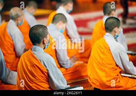 buddhistischer Tempel von BA Vang. Nonnen bei religiösen Ritualen. Buddhistische Zeremonie Uong Bi. Vietnam. Stockfoto