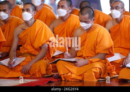 buddhistischer Tempel von BA Vang. Mönche der religiösen Rituale. Buddhistische Zeremonie Nonnen bei religiösen Ritualen. Buddhistische Zeremonie Uong Bi. Vietnam. Stockfoto
