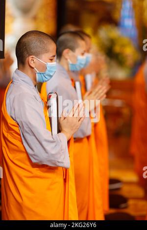 buddhistischer Tempel von BA Vang. Nonnen bei religiösen Ritualen. Buddhistische Zeremonie Uong Bi. Vietnam. Stockfoto