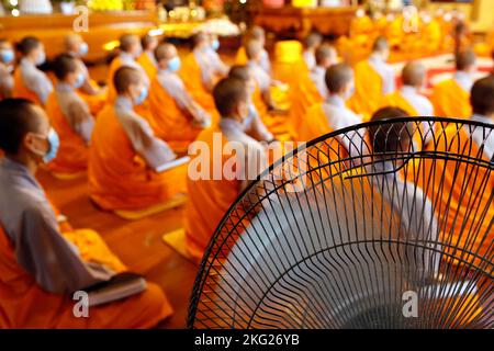 buddhistischer Tempel von BA Vang. Nonnen bei religiösen Ritualen. Buddhistische Zeremonie Uong Bi. Vietnam. Stockfoto