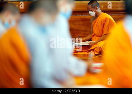 buddhistischer Tempel von BA Vang. Nonnen bei religiösen Ritualen. Buddhistische Zeremonie Uong Bi. Vietnam. Stockfoto